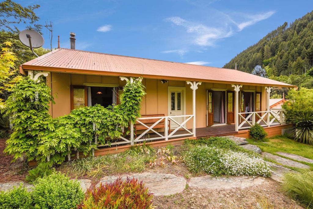 Central Peach - Queenstown Holiday Home Exterior photo